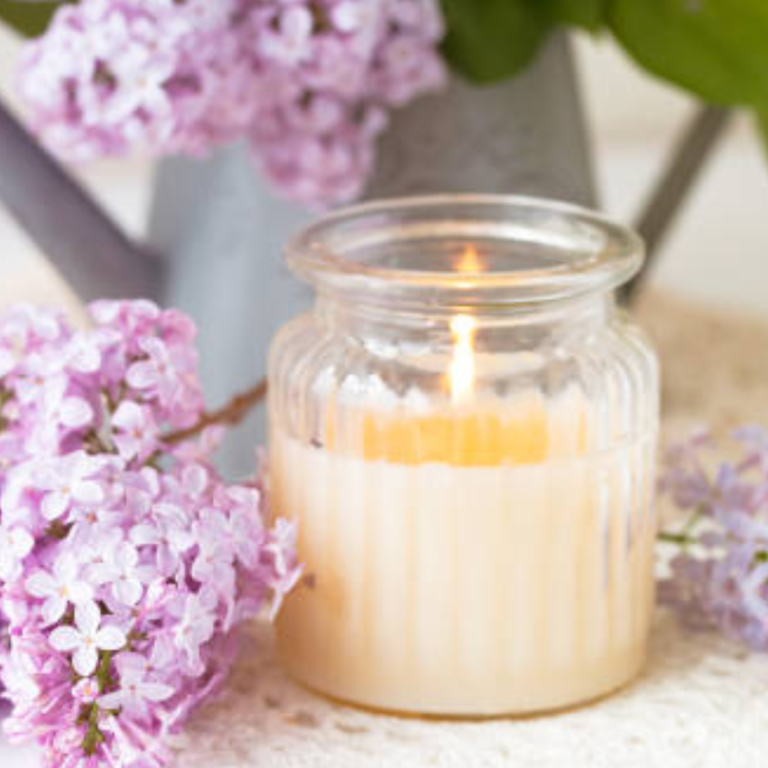 Fleurs blanches en bouquet, délicates et lumineuses.